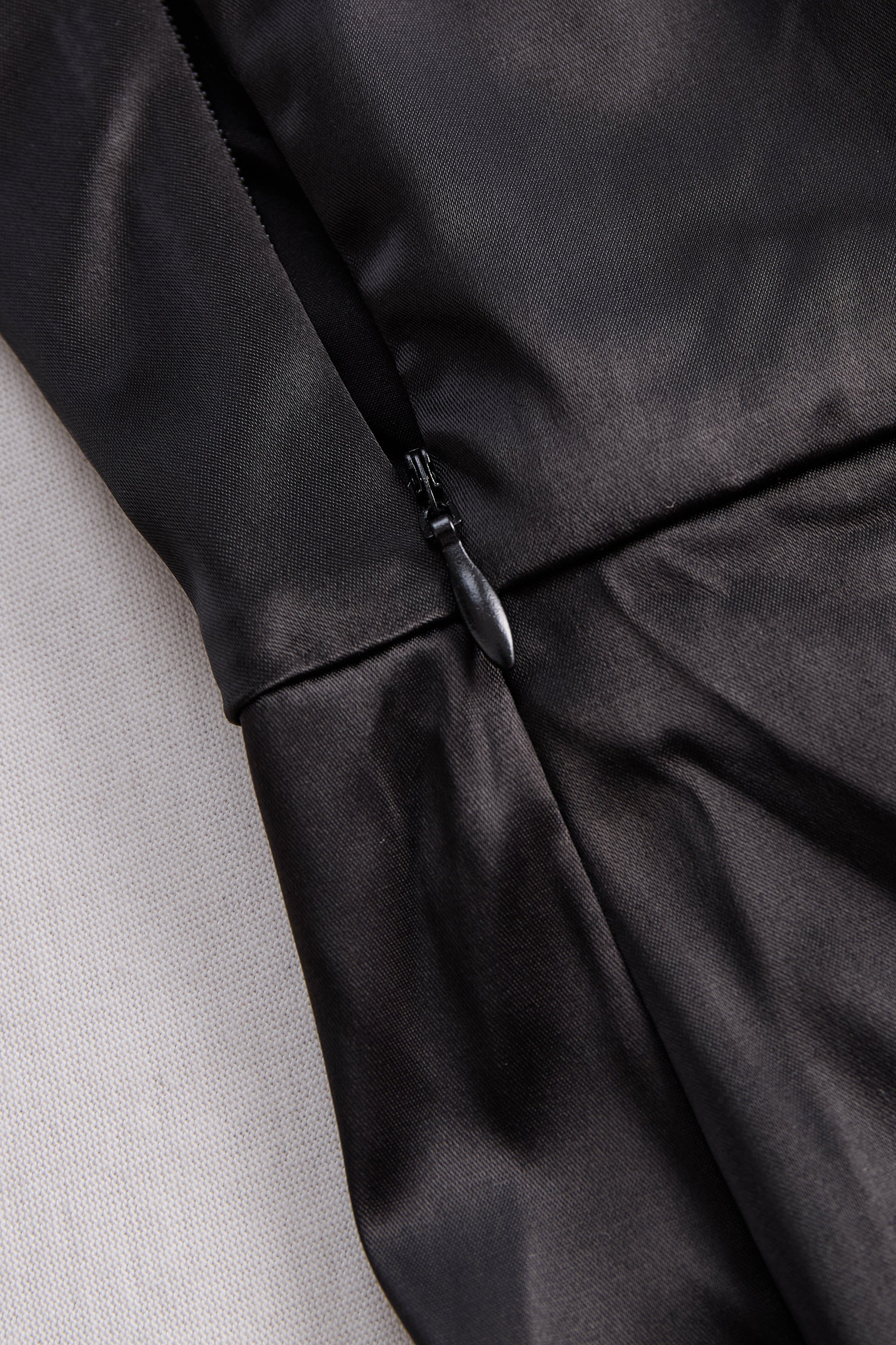 HANNAH | ONE-SHOULDER BLACK GOWN