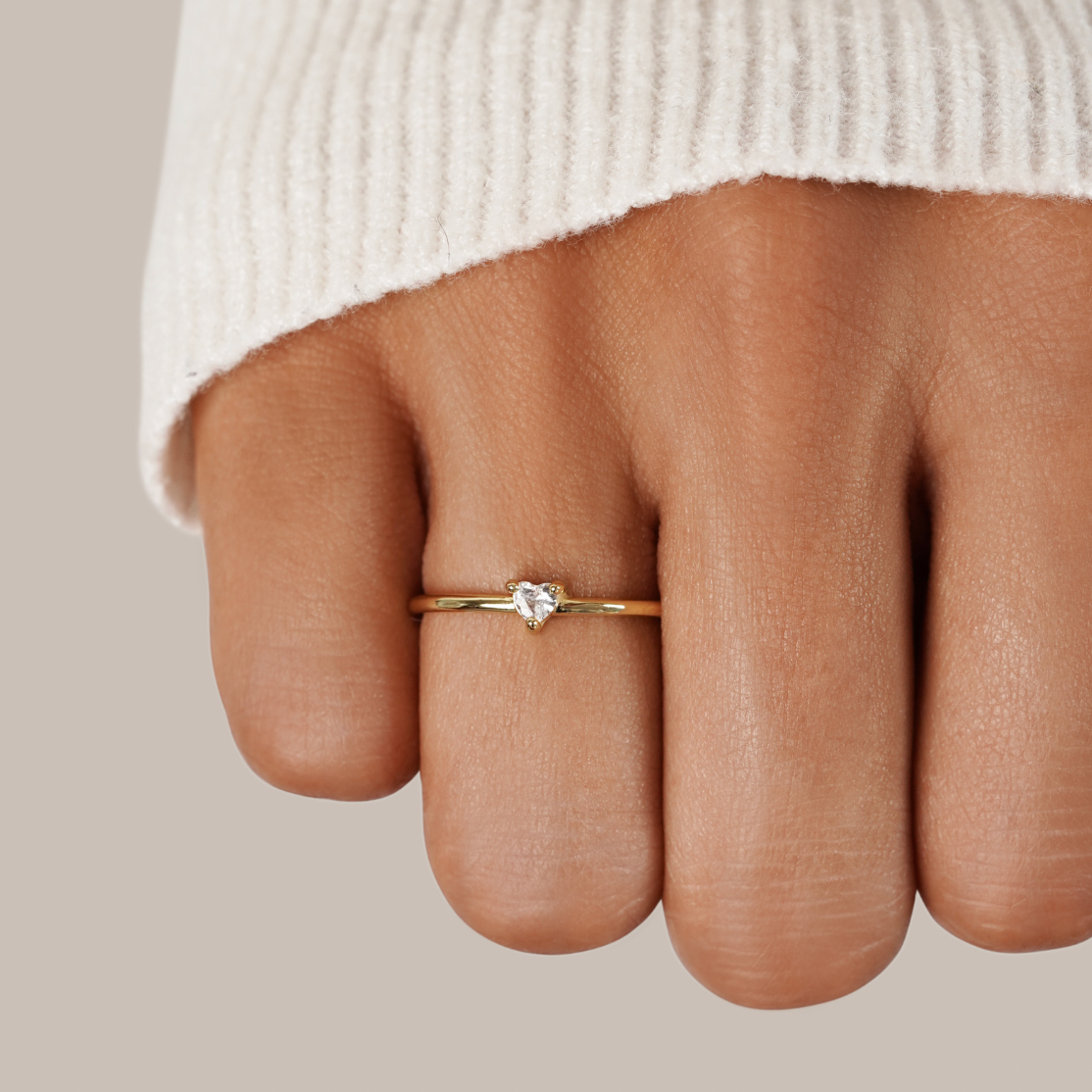Leonie – Simple Gold Ring with Smooth Surface